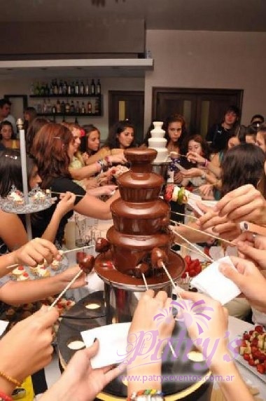 Cascada de chocolate y chocolates personalizados